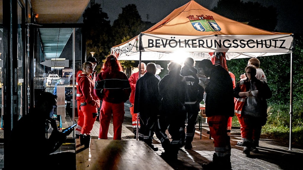 Medewerkers van het Duitse Rode Kruis hebben een contactpunt voor de bevolking opgezet vanwege de stroomstoring.