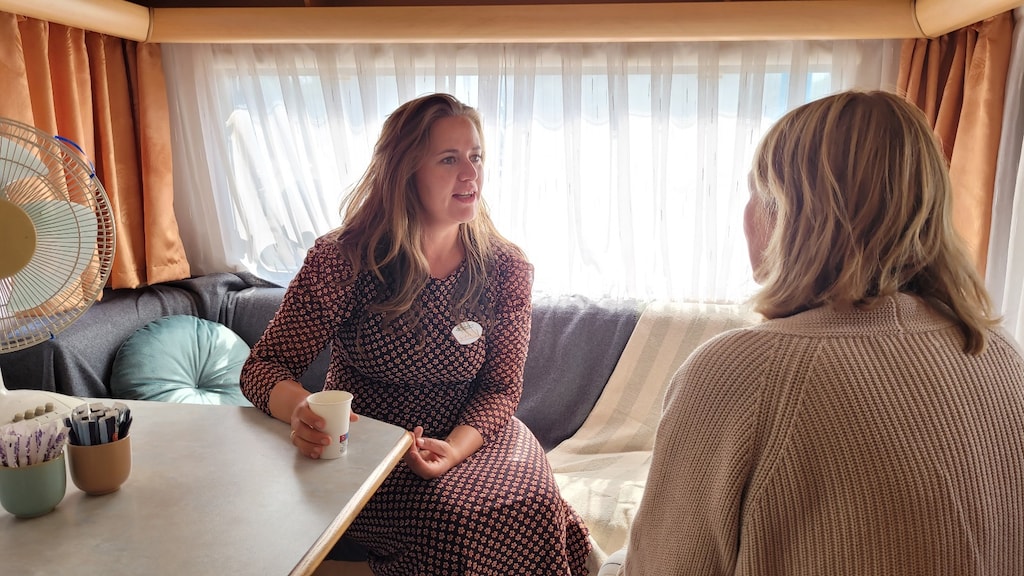 Maatschappelijk werker Gerdine in gesprek met een achterblijver.