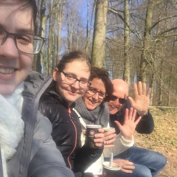 Nomie met haar ouders en tweelingzus.