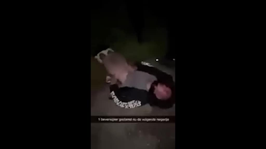 In een van de video's wordt een deels naakte man mishandeld.