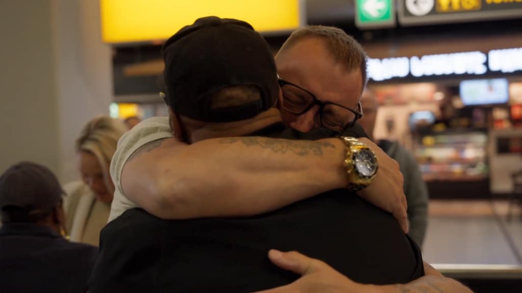 Tony in Urk! emotioneel bij hereniging met Amerikaanse vriend: 'Hele leven op zijn kop'