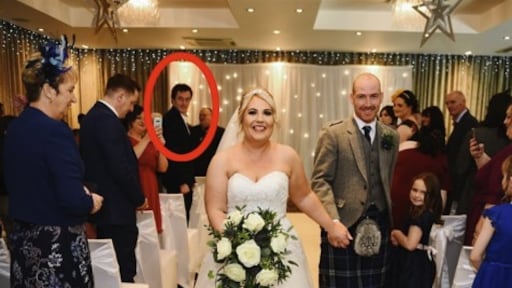 'Wie is dat?' Identiteit mysterieuze vreemdeling op trouwfoto's na vier jaar ontdekt