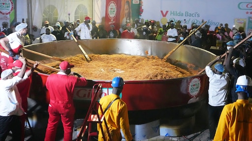 Pan breekt tijdens poging tot wereldrecord grootste rijstgerecht in Nigeria