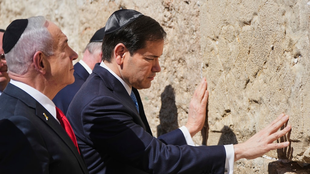De Israëlische premier Benjamin Netanyahu en Amerikaanse minister Marco Rubio bij de klaagmuur.