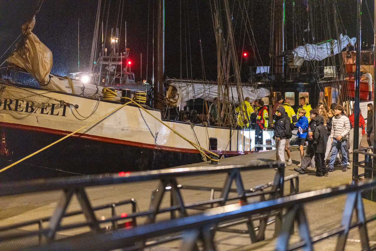 Hulpdiensten aanwezig op het charterschip Storebaelt in de haven van Harlingen.