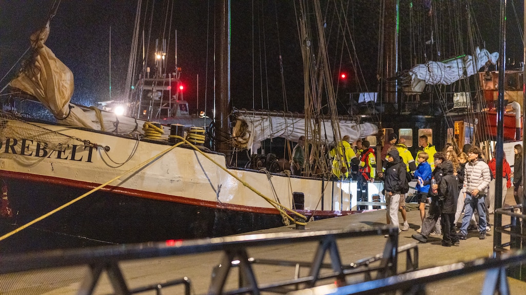Hulpdiensten aanwezig op het charterschip Storebaelt in de haven van Harlingen.