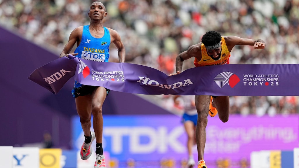 Alphonce Felix Simbu komt over de finish.