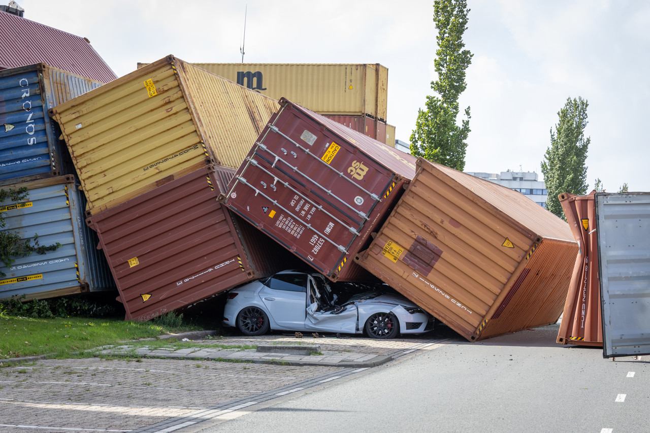 Omgewaaide bomen en containers, bloemencorso afgelast: code geel aan kust