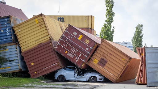 Omgewaaide bomen en containers, bloemencorso afgelast: code geel aan kust