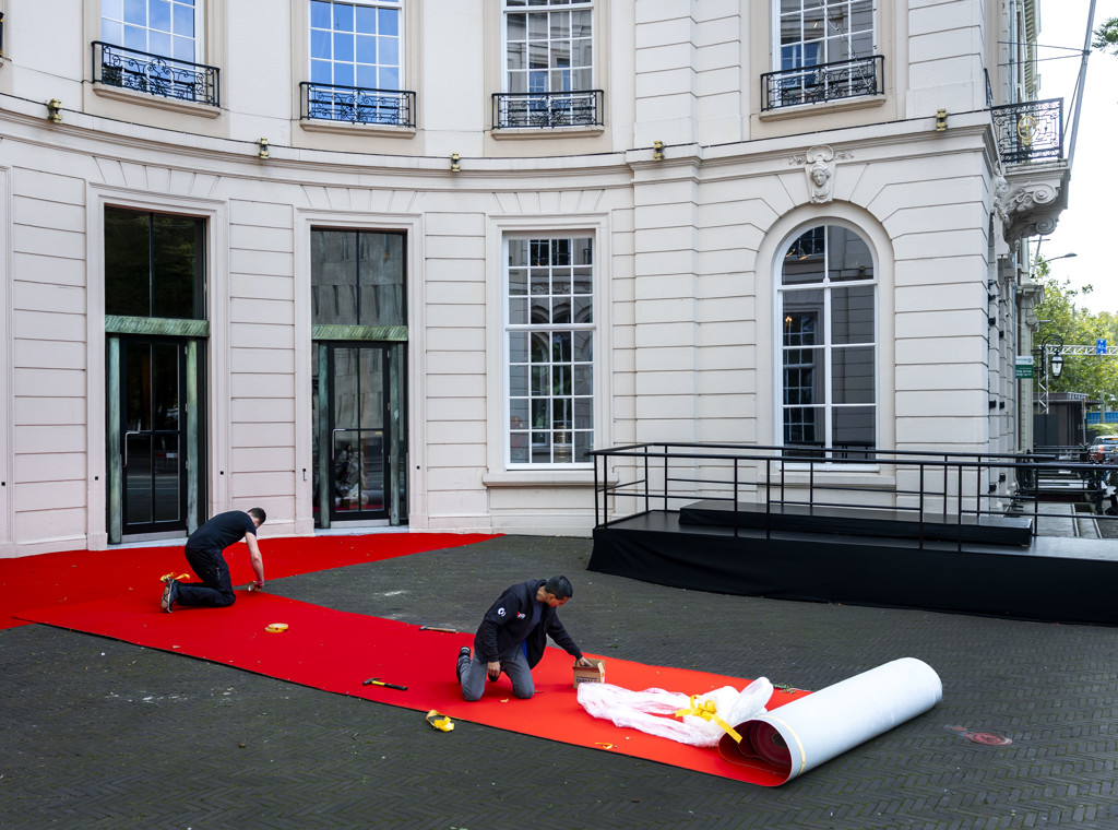 Bij de Koninklijke Schouwburg worden de laatste voorbereidingen getroffen in aanloop naar Prinsjesdag. 