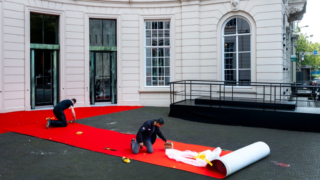 Bij de Koninklijke Schouwburg worden de laatste voorbereidingen getroffen in aanloop naar Prinsjesdag.