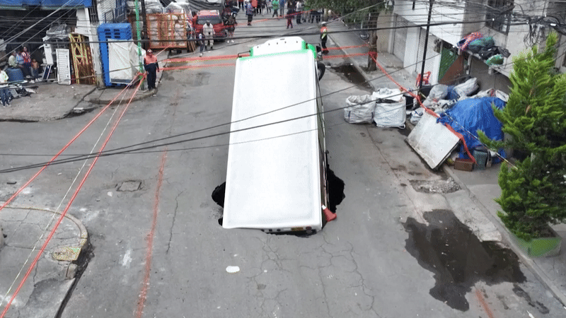 Frisdrankwagen stort in sinkhole in Mexico-Stad