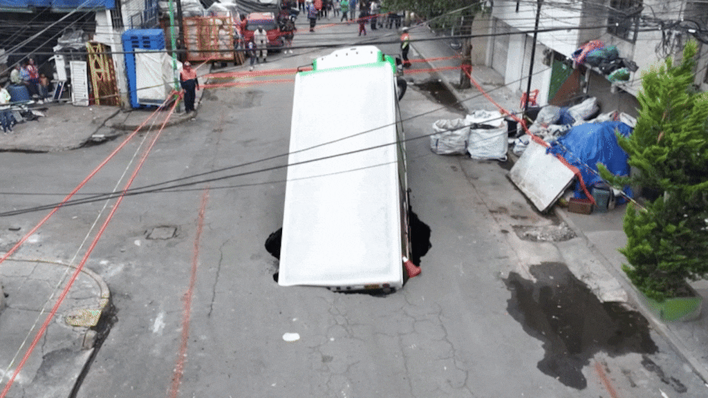 Frisdrankwagen stort in sinkhole in Mexico-Stad