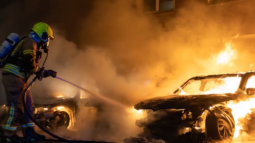Auto's verwoest door brand in Rotterdam, graffiti op woning