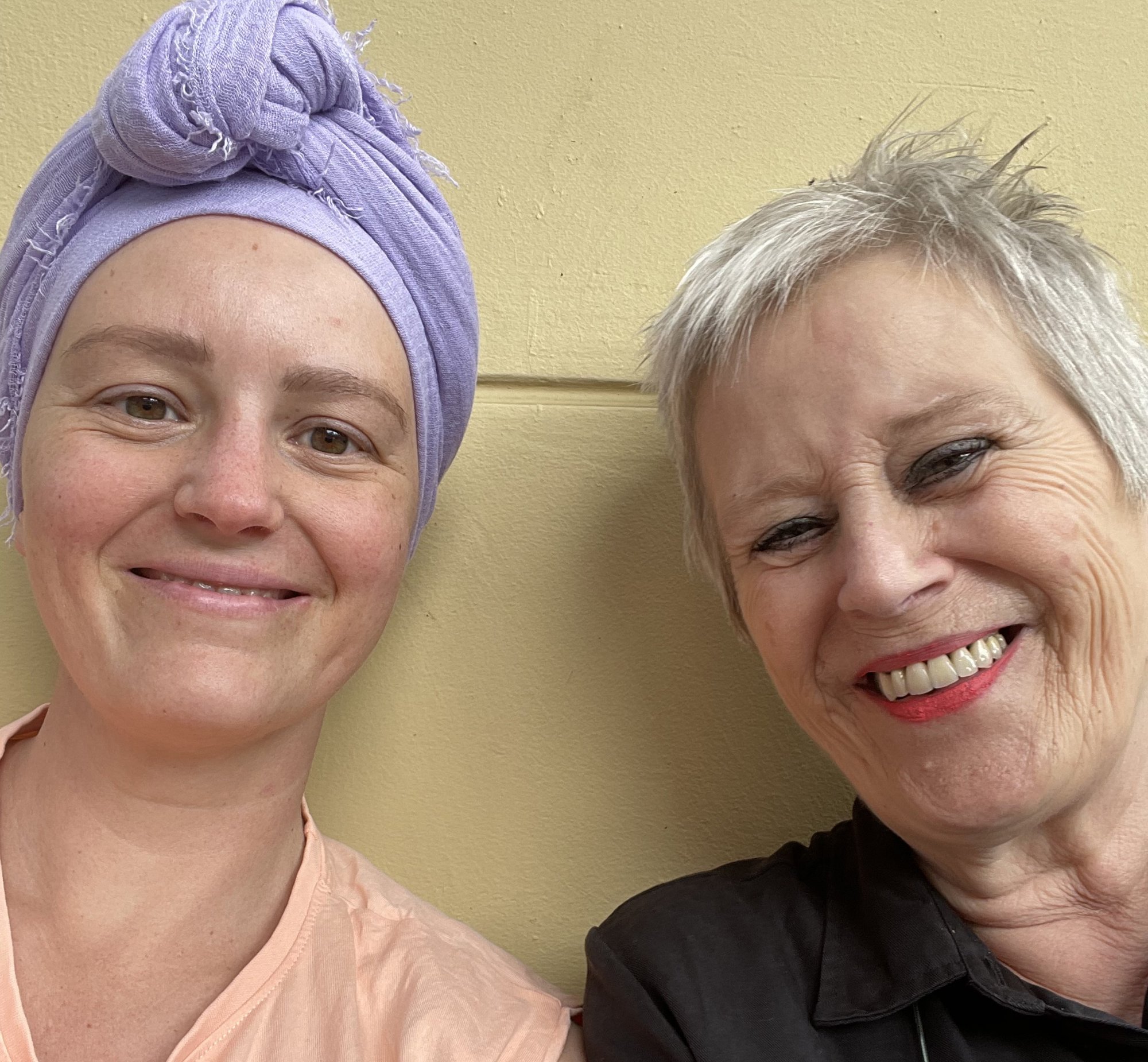 Tijdens de zware chemobehandelingen heeft Baukje veel steun aan haar moeder.