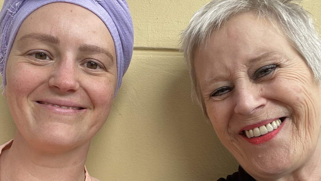 Tijdens de zware chemobehandelingen heeft Baukje veel steun aan haar moeder.