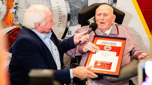 Bas van Toor krijgt munt cadeau op 90e verjaardag