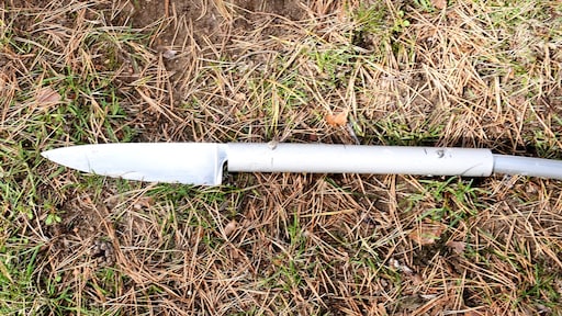 Politie deelt beelden van 'bijzondere' speer waarmee man (66) werd doodgestoken in tuin