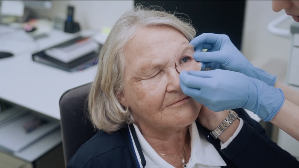 Jolanda toont gezichtsprothese in Over Leven Met Kanker: 'Drie maanden niet in de spiegel durven kijken'