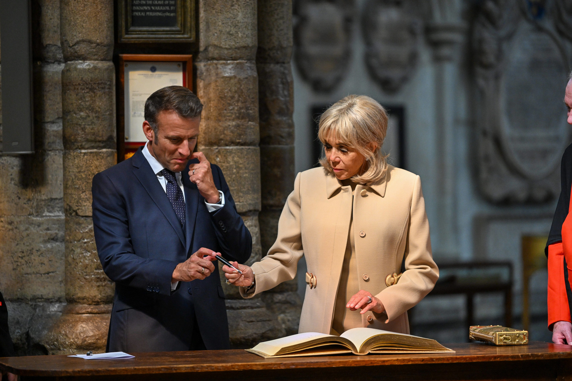 Macron wil met bewijs aantonen dat zijn partner biologische vrouw is