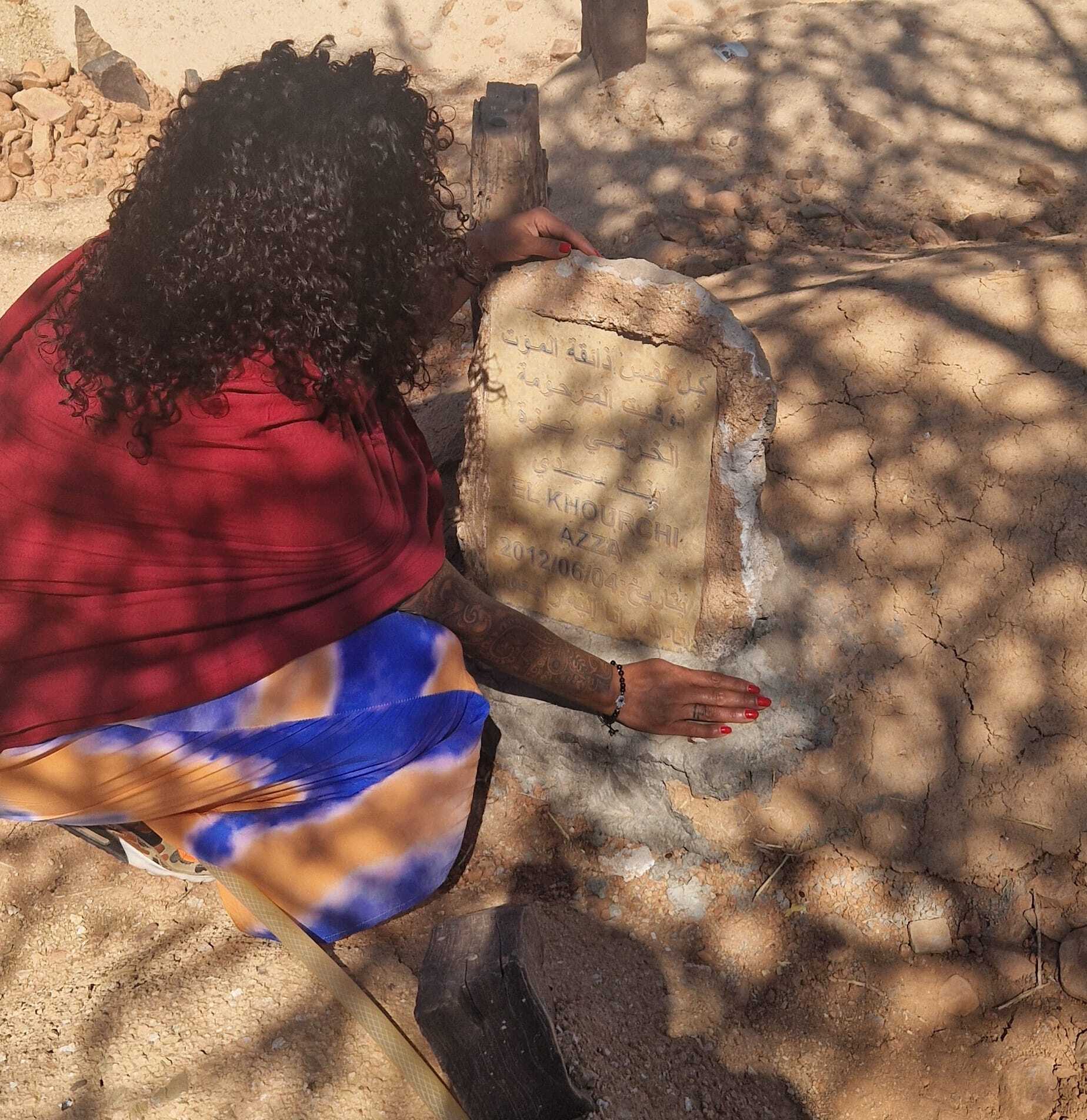 Barka bij het graf van haar moeder in Marokko. 