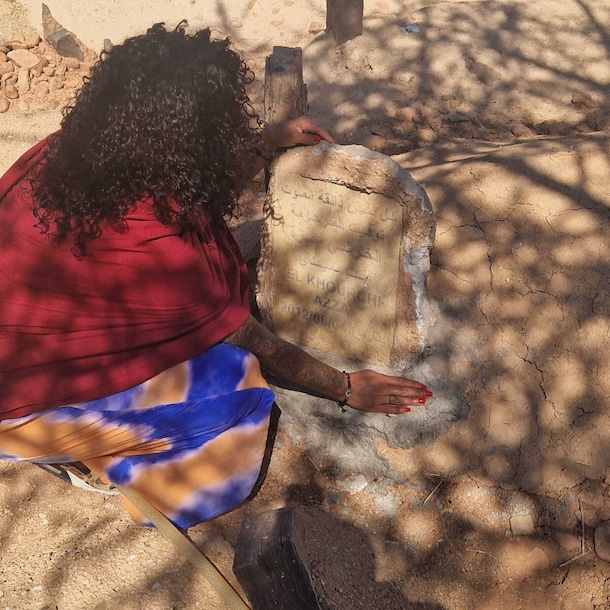 Barka bij het graf van haar moeder in Marokko.