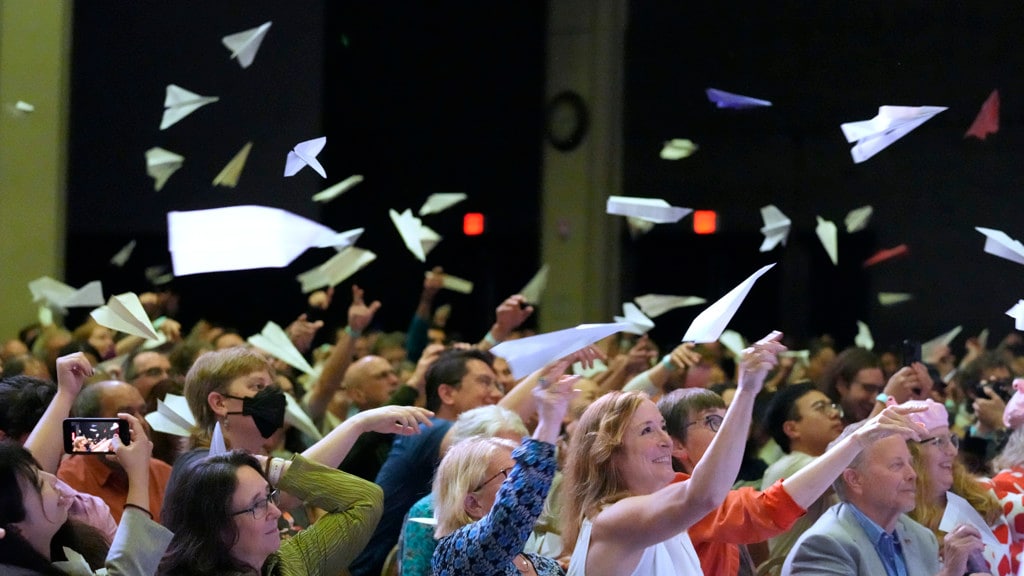 Het publiek gooide zoals ieder jaar tijdens de ceremonie met papieren vliegtuigjes.