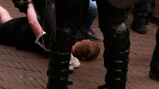 Onrustig op Plein in Den Haag, politie grijpt in en verricht arrestaties