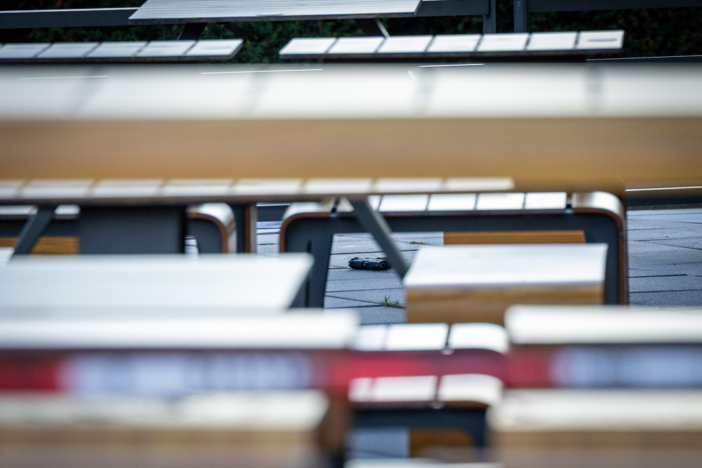 De politie laat weten dat er bij de verdachte een vuurwapen is gevonden.