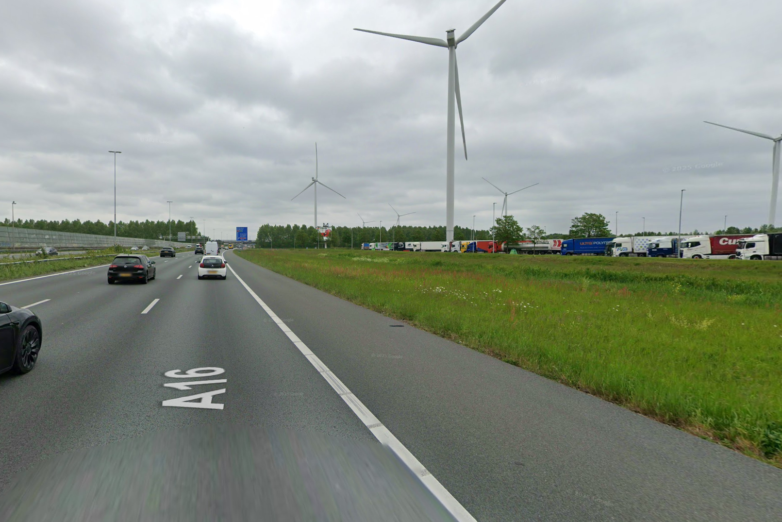 Man overleden bij oversteken snelweg A16