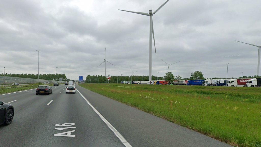 Man overleden bij oversteken snelweg A16