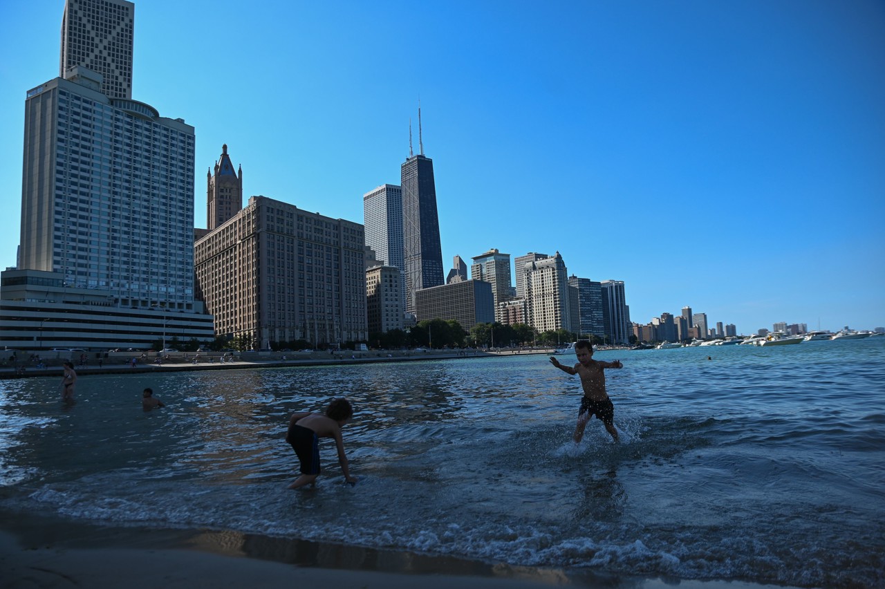 Honderden mensen zwemmen in voorheen zeer vervuilde rivier in Chicago