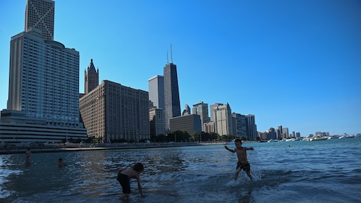 Honderden mensen zwemmen in voorheen zeer vervuilde rivier in Chicago