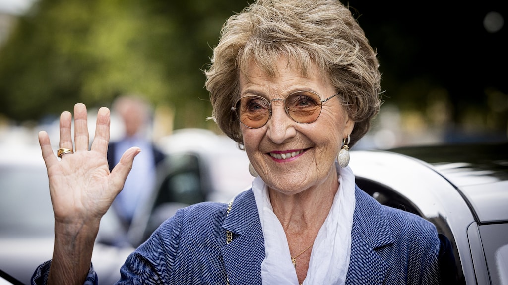 Prinses Margriet leest voor tijdens Kinderboekenweek
