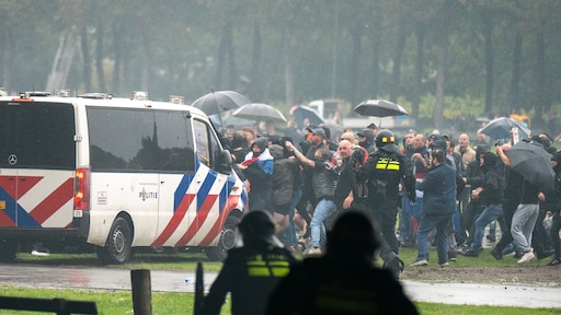 27 mensen nog vast na rellen Den Haag, politie brengt 'meer relschoppers in beeld'