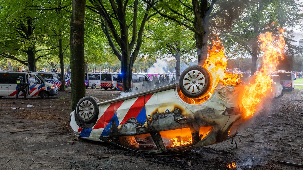 Tijdens het protest op het Malieveld werd een politieauto in brand gestoken.