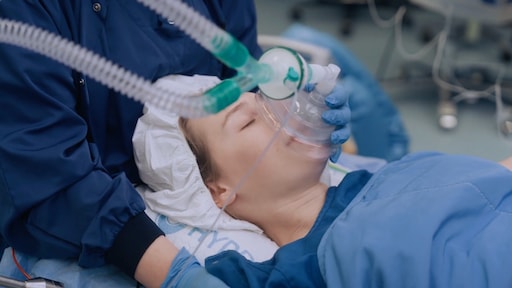 19-jarige Mila laat maag verwijderen door robot in Over Leven Met Kanker: 'Voelt als een slechte film'