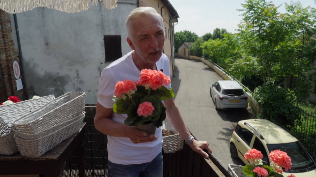 Martien Meiland geeft fortuin uit aan kunstbloemen in Chateau Meiland: 'Alsof je op het kamp zit'