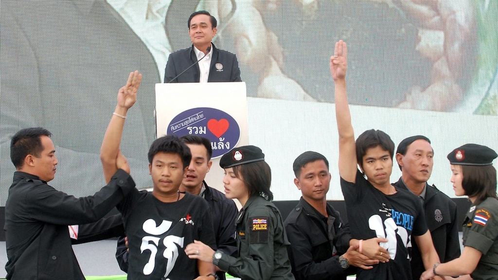 Thaise studenten brengen het drievinger-saluut uit de Hunger Games bij een protest tegen Premier Prayut Chan-ocha