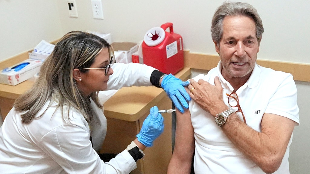 Corona 'nog steeds gevaarlijk' voor risicogroepen: moet je nog een prik halen?