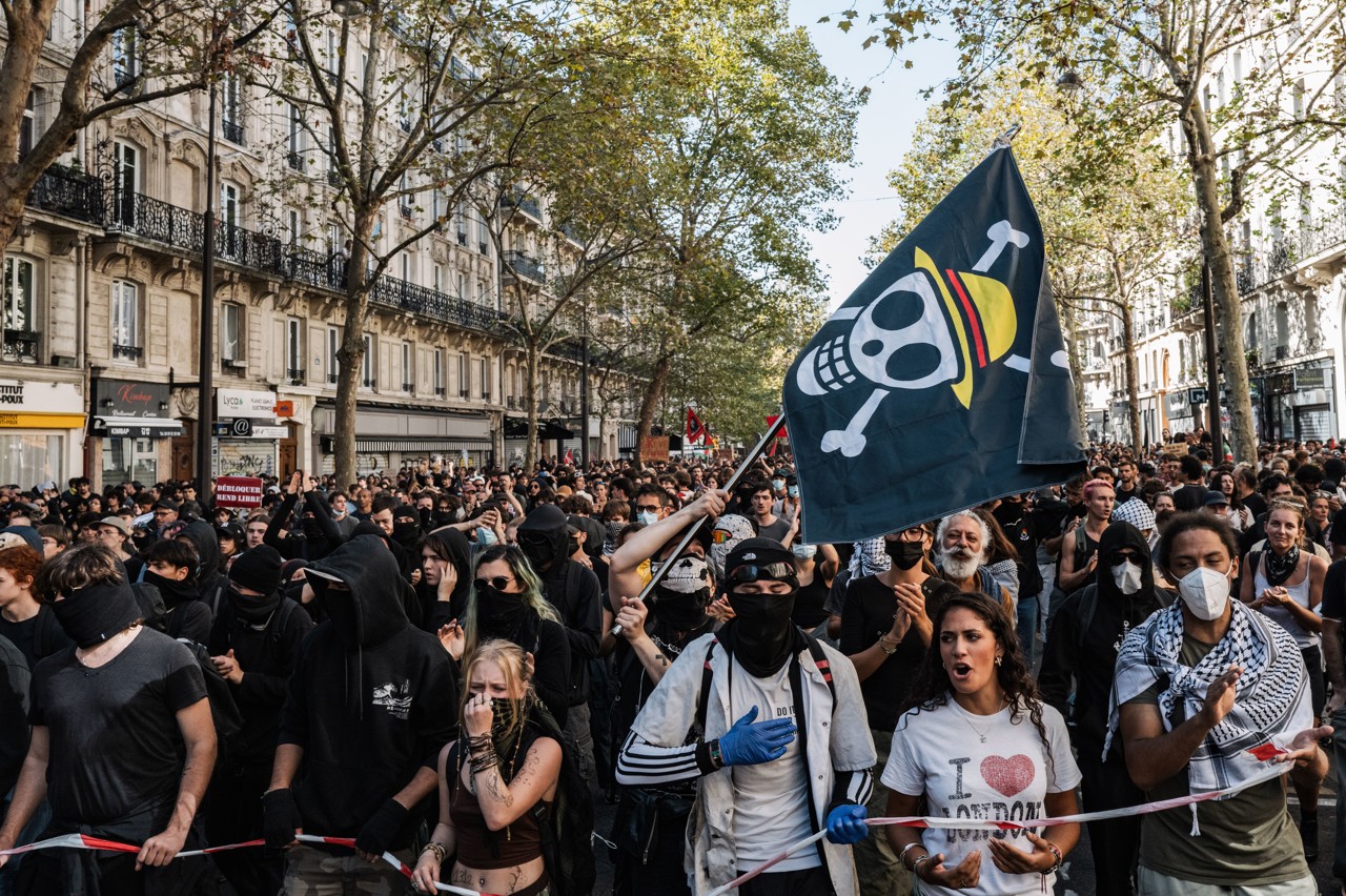 De vlag uit de populaire serie One Piece duikt bij de massale protesten in Frankrijk.