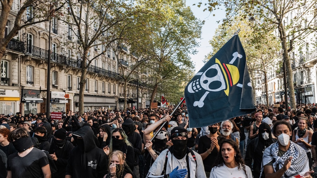 De vlag uit de populaire serie One Piece duikt bij de massale protesten in Frankrijk.
