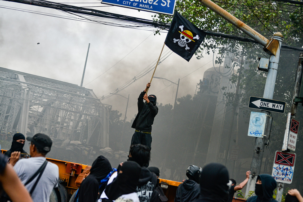 Een demonstrant zwaait met de One Piece-vlag tijdens een protest op de Filipijnen