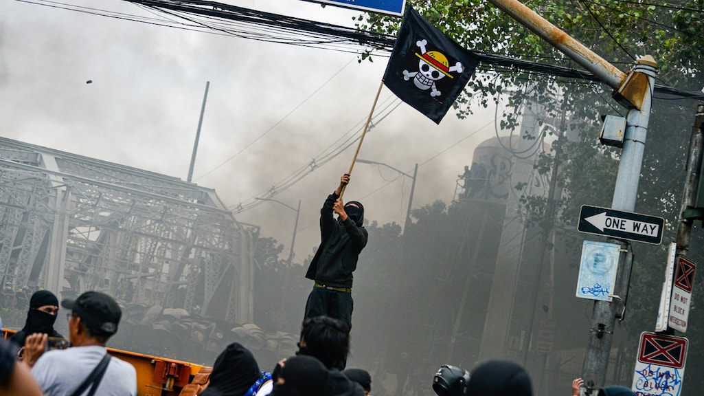 Een demonstrant zwaait met de One Piece-vlag tijdens een protest op de Filipijnen