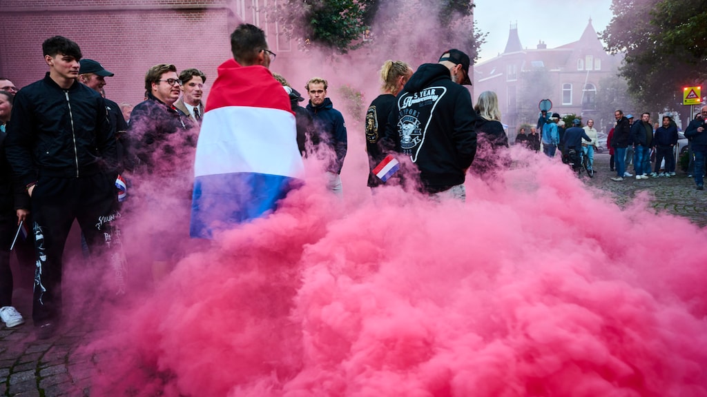 Een rookbom bij de kerk waar de informatieavond plaatsvindt.