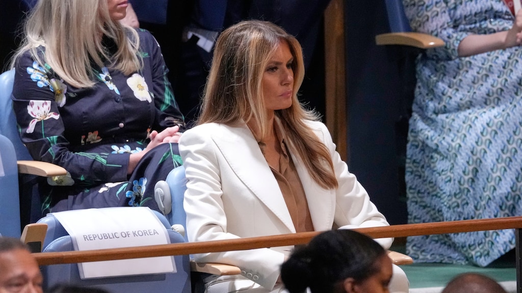 First lady Melania Trump luistert bij de VN naar de toespraak van haar echtgenoot.