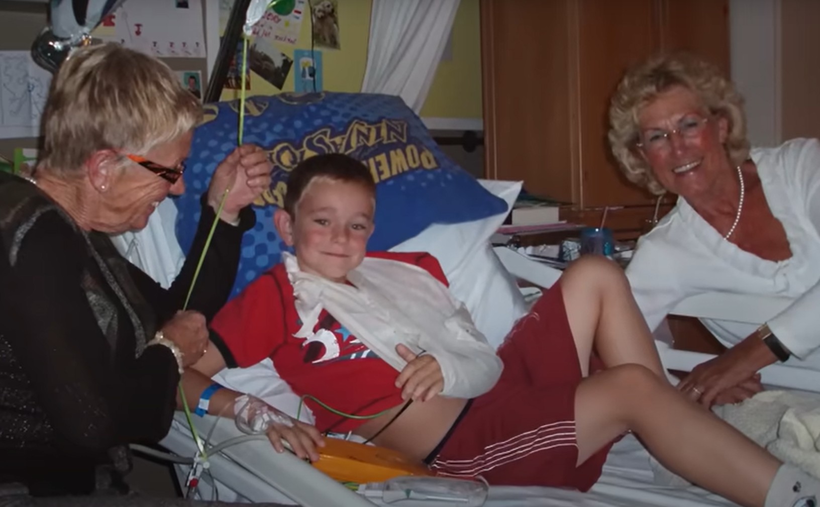 De 9-jarige Don met gebroken arm in het ziekenhuis, toen zijn hartaandoening aan het licht kwam.