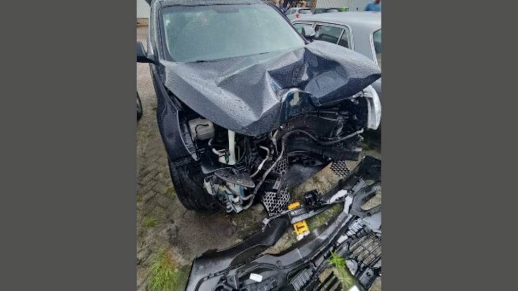 De auto van Janine. De foto is genomen nadat de voorzijde gedemonteerd is.
