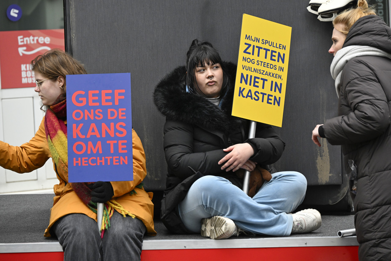 Kinderen vragen in Den Haag aandacht voor hun situatie tijdens de week van het vergeten kind.