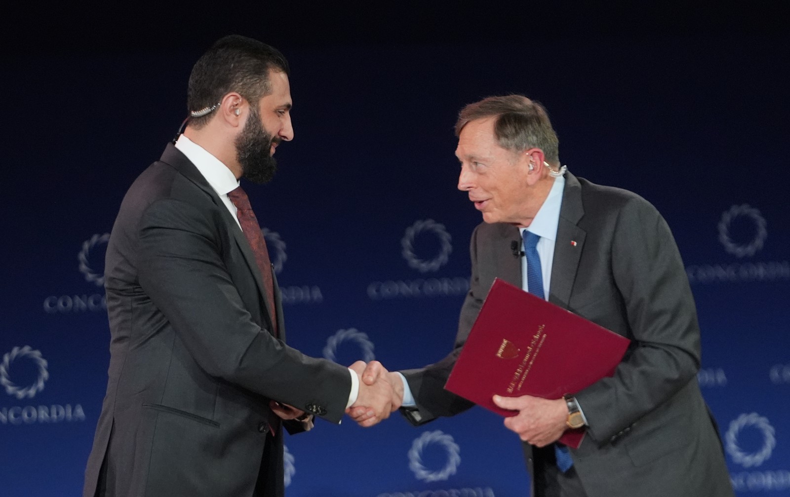 Sharaa met zijn voormalige vijand, oud-generaal Petraeus.